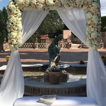 Adolfo Floristas Marco decorado con rosas para boda