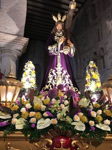 Adolfo Floristas Decorados con flores para la virgen