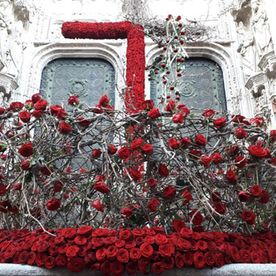 Adolfo Floristas Cruz decorada con rosas rojas