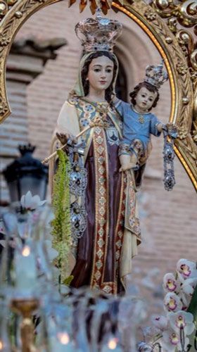 Adolfo Floristas Variedad Decorados con flores para la virgen